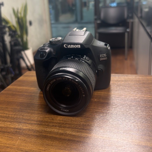 دوربین دست دوم عکاسی کانن Canon EOS 2000D kit EF-S 18-55mm III (2/400 شات)
