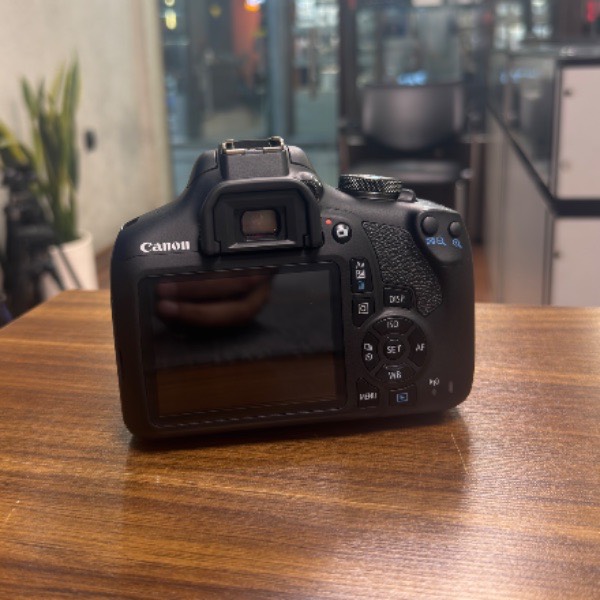 دوربین دست دوم عکاسی کانن Canon EOS 2000D kit EF-S 18-55mm III (2/400 شات)