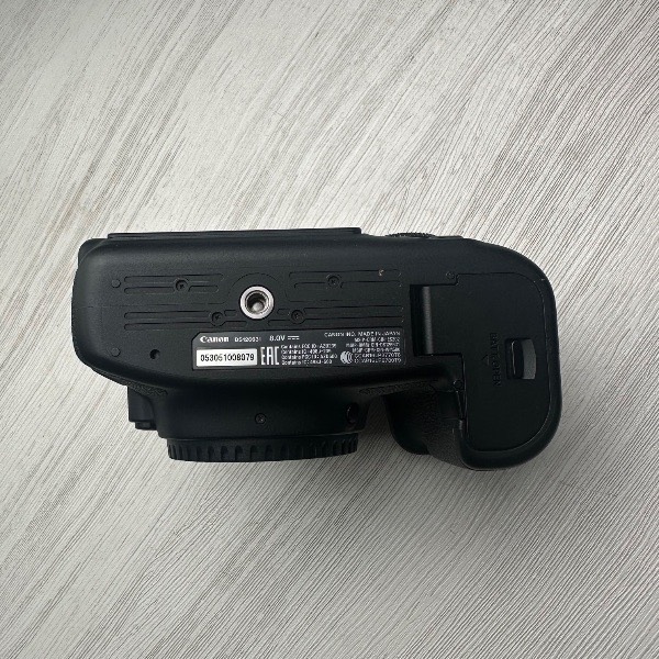 دوربین دست دوم Canon EOS 6D Mark II DSLR Camera Body (۵۰۰۰ شات)