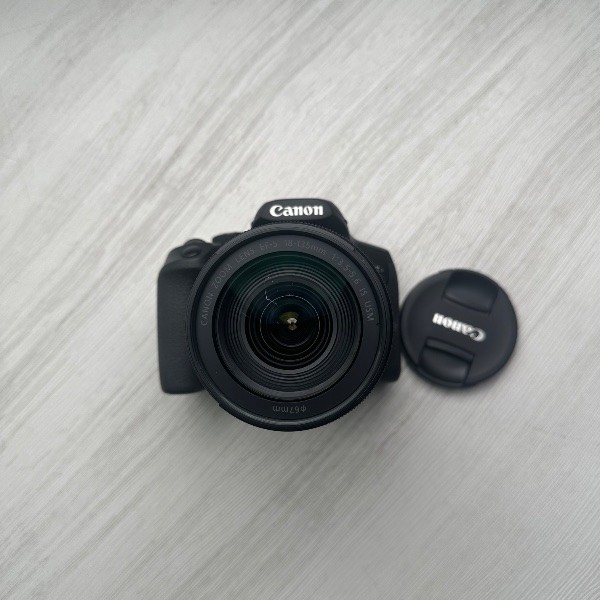 دوربین دست دوم عکاسی کانن Canon EOS 850D kit EF-S 18-135mm f/3.5-5.6 IS USM (4000 شات)