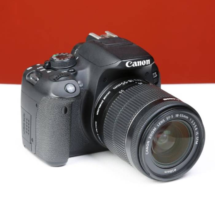 دوربین دست دوم عکاسی کانن Canon EOS 700D Kit 18-55mm f/3.5-5.6 IS STM (14000 شات)