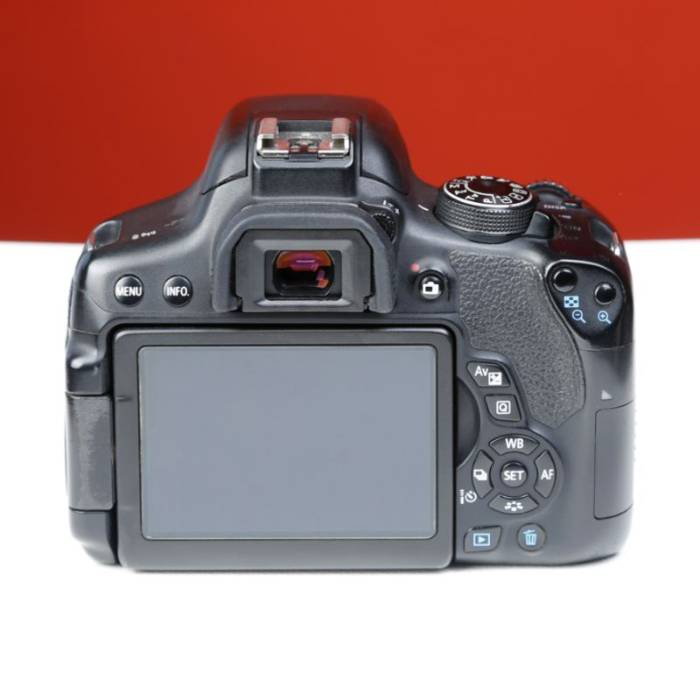 دوربین دست دوم عکاسی کانن Canon EOS 750D Kit 18-55mm f/3.5-5.6 IS STM (12000 شات)