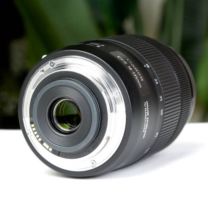 لنز دست دوم Canon EF-S 18-135mm f/3.5-5.6 IS USM Lens (جعبه دارد)
