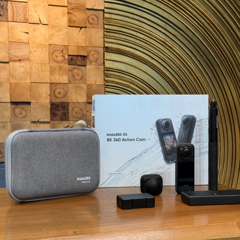 دوربین دست دوم Insta360 X5 360 Action Camera Essentials Bundle