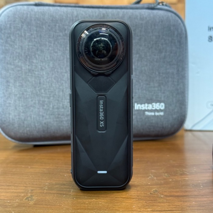 دوربین دست دوم Insta360 X5 360 Action Camera Essentials Bundle
