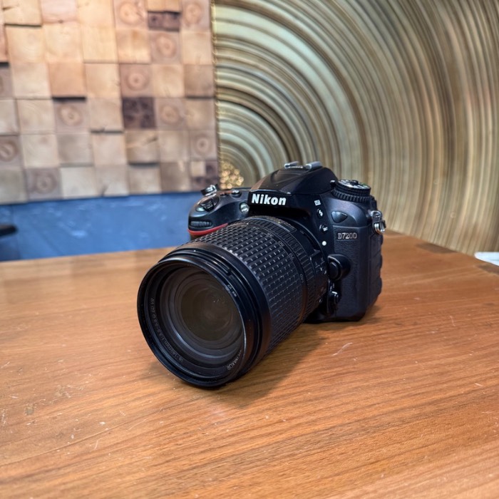 دوربین دست دوم Nikon D7200 Kit 18-140mm f/3.5-5.6 G VR (67000 شات)
