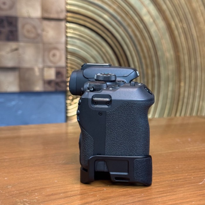 دوربین دست دوم بدون آینه کانن Canon EOS R10 Mirrorless Camera Body (21000 شات)