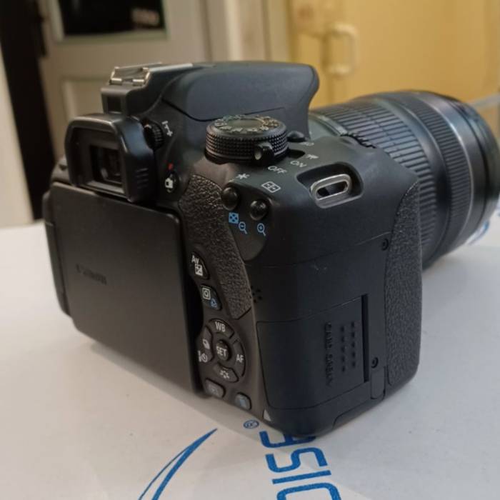 دوربین دست دوم عکاسی کانن Canon EOS 700D Kit 18-135mm f/3.5-5.6 IS STM Used (6684 شات)