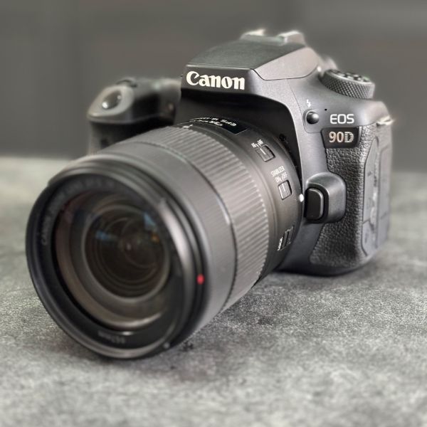 دوربین دست دوم عکاسی کانن Canon EOS 90D DSLR kit EF-S 18-135mm IS USM (9000 شات)