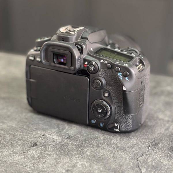 دوربین دست دوم عکاسی کانن Canon EOS 90D DSLR kit EF-S 18-135mm IS USM (9000 شات)