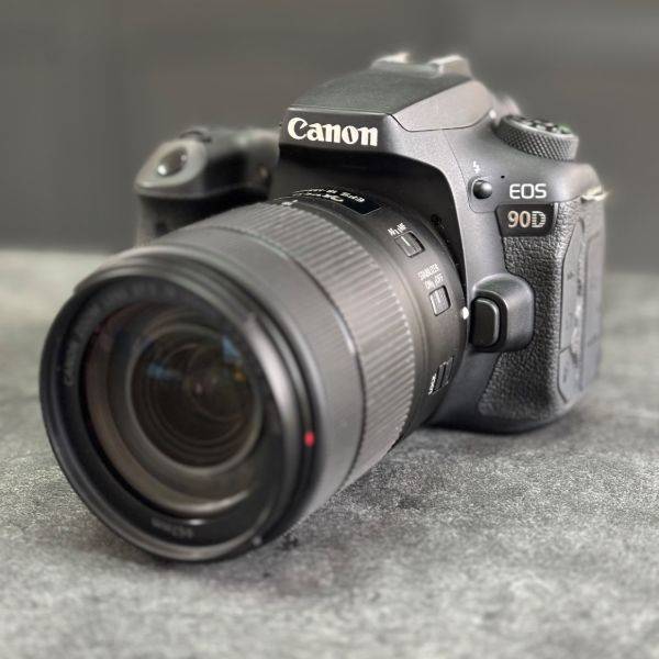 دوربین دست دوم عکاسی کانن Canon EOS 90D DSLR kit EF-S 18-135mm IS USM (9000 شات)