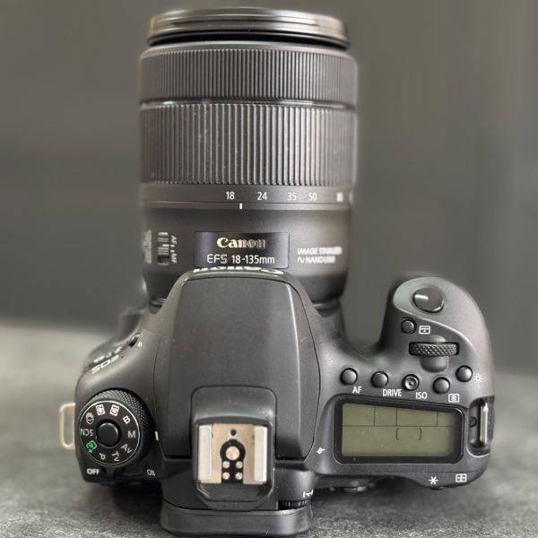 دوربین دست دوم عکاسی کانن Canon EOS 90D DSLR kit EF-S 18-135mm IS USM (9000 شات)
