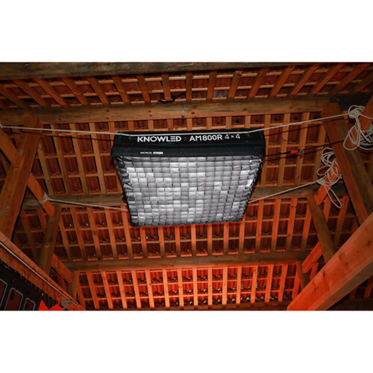 نمای نصب شده پنل نور گودکس Godox KNOWLED AM800R RGB Inflatable LED Light Mat