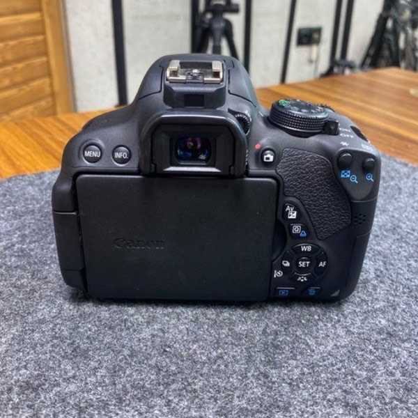 دوربین دست دوم عکاسی کانن Canon EOS 700D Kit 18-135mm f/3.5-5.6 IS STM Used (1800 شات)