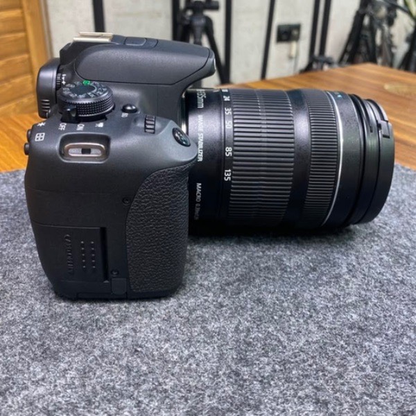 دوربین دست دوم عکاسی کانن Canon EOS 700D Kit 18-135mm f/3.5-5.6 IS STM Used (1800 شات)