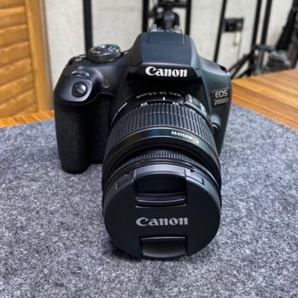 دوربین دست دوم عکاسی کانن Canon EOS 2000D kit EF-S 18-55mm III (6/000 شات)