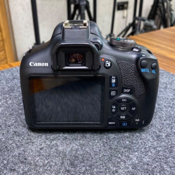دوربین دست دوم عکاسی کانن Canon EOS 2000D kit EF-S 18-55mm III (6/000 شات)