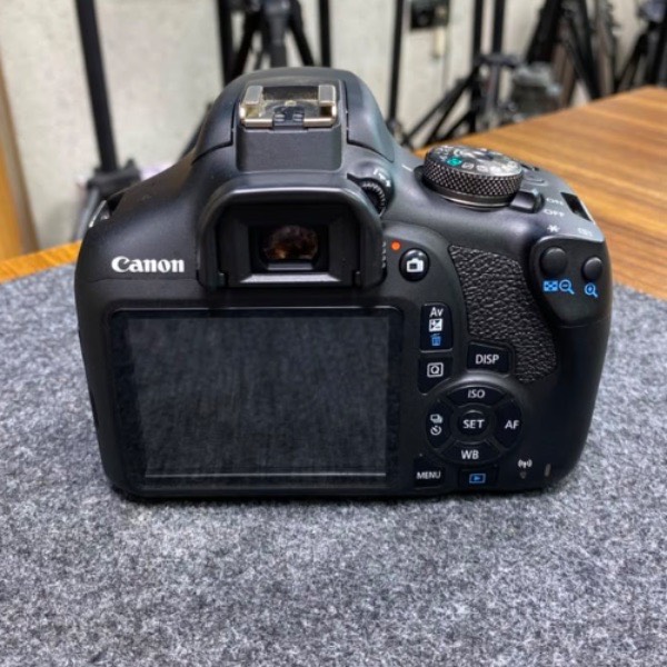 دوربین دست دوم عکاسی کانن Canon EOS 2000D kit EF-S 18-55mm III (6/000 شات)