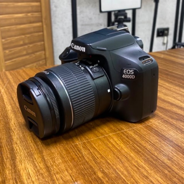 دوربین دست دوم عکاسی کانن Canon EOS 4000D Kit EF-S 18-55mm III (16000 شات)