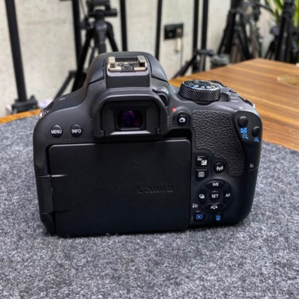 دوربین دست دوم عکاسی کانن Canon EOS 800D Kit 18-55mm f/4-5.6 IS STM (7/000 شات)