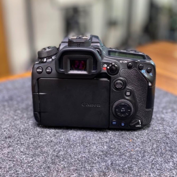 دوربین دست دوم عکاسی کانن Canon EOS 90D DSLR kit 18-55 dc iii (49/000 شات)
