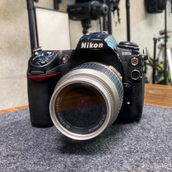 دوربین دست دوم عکاسی نیکون Nikon D300 s Kit 18-55mm f/3.5-5.6  (15/000 شات)
