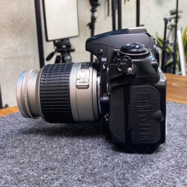 دوربین دست دوم عکاسی نیکون Nikon D300 s Kit 18-55mm f/3.5-5.6  (15/000 شات)