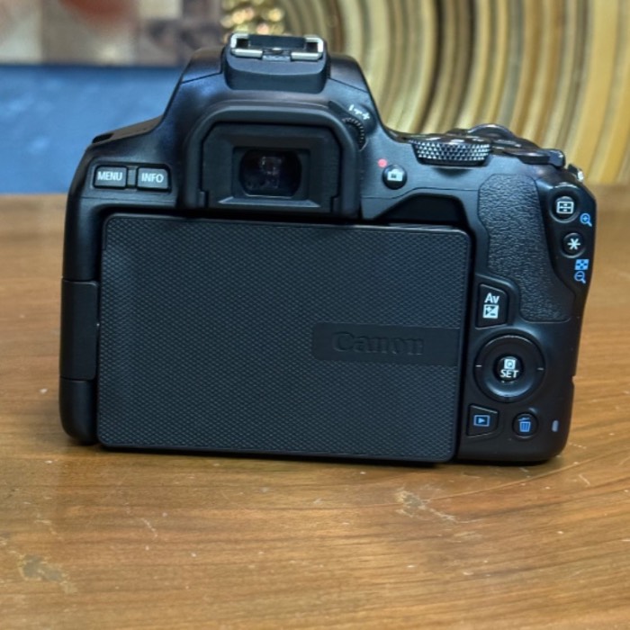 دوربین دست دوم عکاسی کانن Canon EOS 250D Kit EF-S 18-55 mm f/4-5.6 IS STM (4000 شات)
