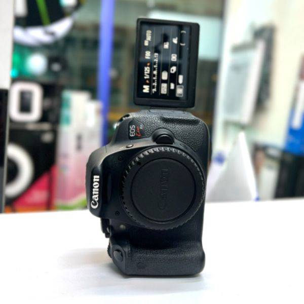 دوربین دست دوم Canon EOS 700D Kit 18-135mm f/3.5-5.6 IS STM  (12000 شات)