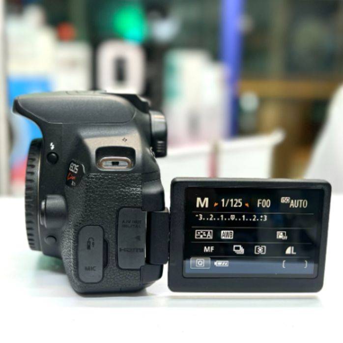 دوربین دست دوم Canon EOS 700D Kit 18-135mm f/3.5-5.6 IS STM  (12000 شات)