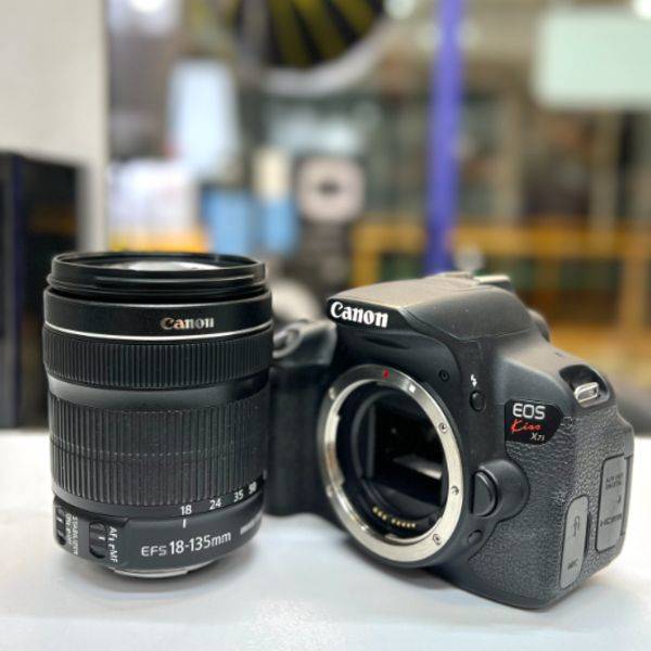 دوربین دست دوم Canon EOS 700D Kit 18-135mm f/3.5-5.6 IS STM  (12000 شات)
