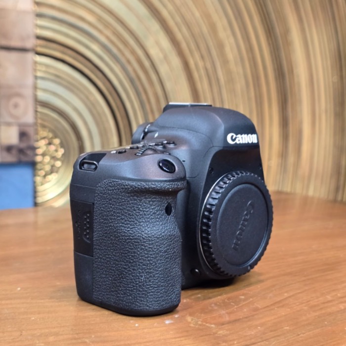 دوربین دست دوم Canon EOS 6D Mark II DSLR Camera Body (10000 شات)