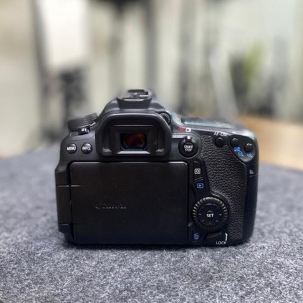 دوربین کانن دست دوم canon 70d kit 18 135 stm (22/000 شات)
