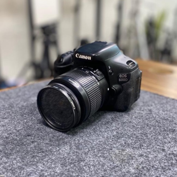 دوربین دست دوم canon 600d kit 18 55 iii (21/000 شات)