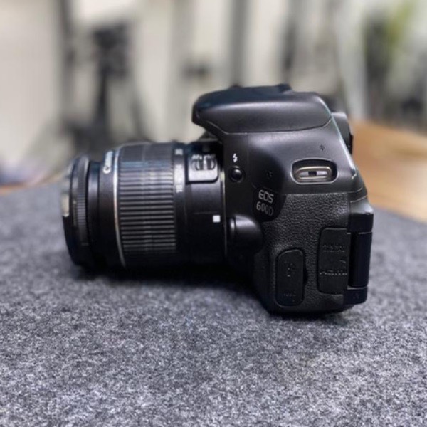 دوربین دست دوم canon 600d kit 18 55 iii (21/000 شات)