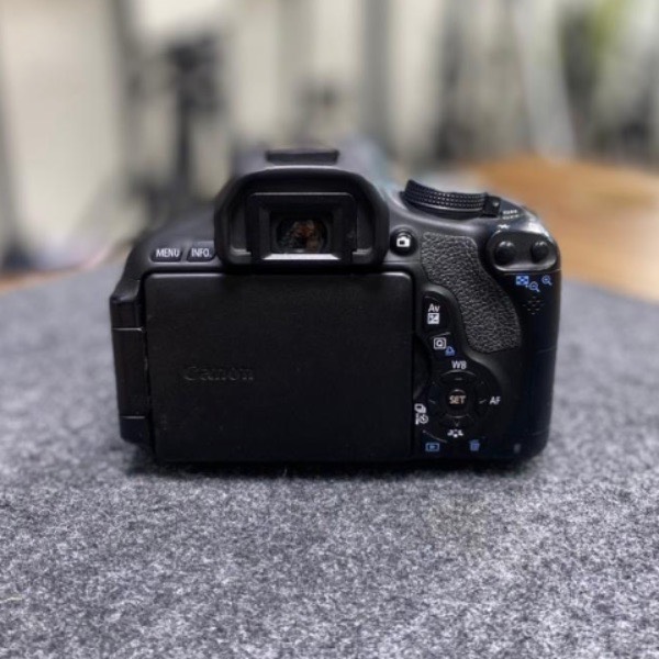 دوربین دست دوم canon 600d kit 18 55 iii (21/000 شات)