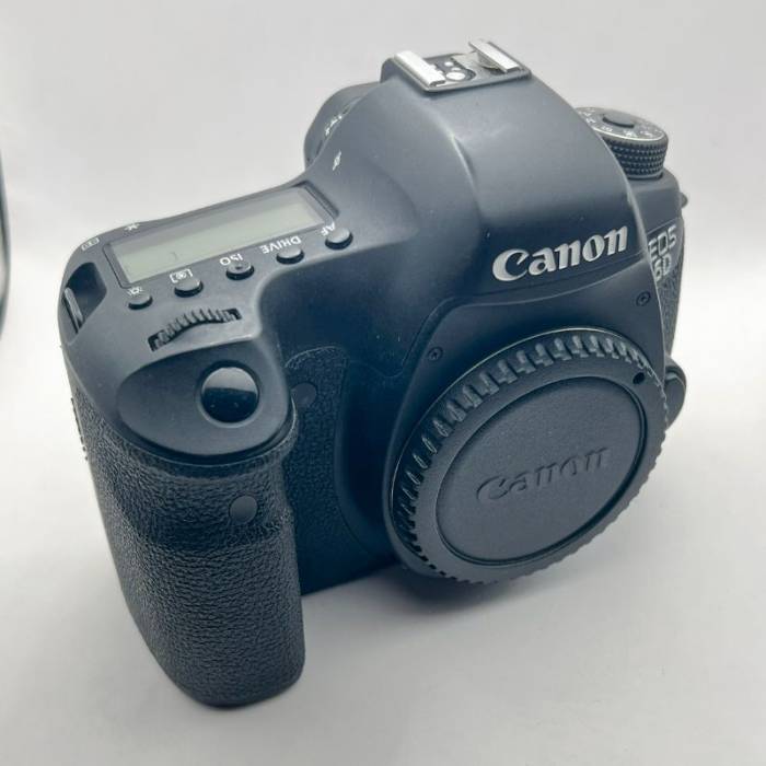 دوربین عکاسی کانن  دست دوم Canon EOS 6D Mark II DSLR Camera Body (16400 شات)