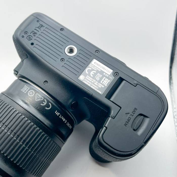دوربین عکاسی کانن دست دوم Canon EOS 6D Mark II Kit 24-105mm f/3.5-5.6 STM (16400 شات)
