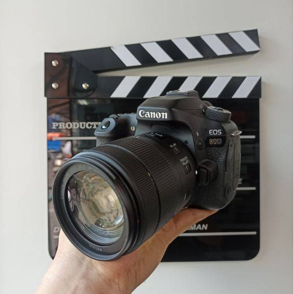 دوربین دست دوم Canon EOS 80D Kit 18-135mm f/3.5-5.6 IS USM (7000 شات)