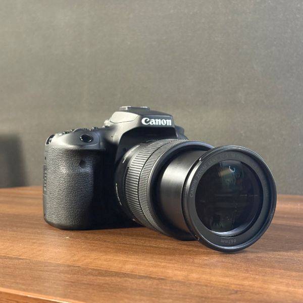 دوربین دست دوم عکاسی کانن Canon EOS 90D DSLR kit EF-S 18-135mm IS USM (900000 شات)