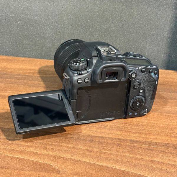 دوربین دست دوم عکاسی کانن Canon EOS 90D DSLR kit EF-S 18-135mm IS USM (900000 شات)