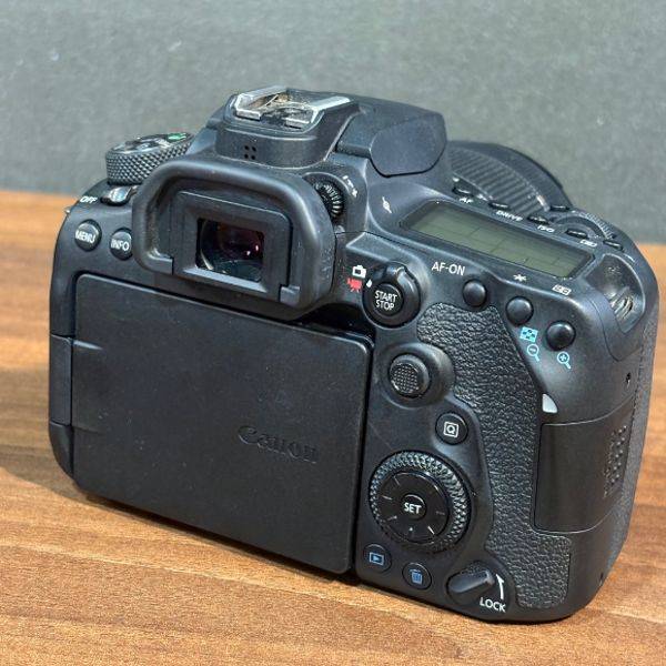 دوربین دست دوم عکاسی کانن Canon EOS 90D DSLR kit EF-S 18-135mm IS USM (900000 شات)