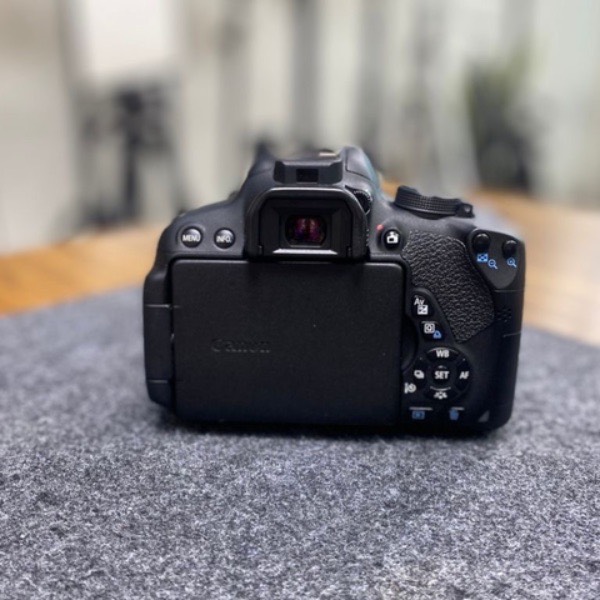 دوربین دست دوم عکاسی کانن Canon EOS 700D Kit 18-55mm f/3.5-5.6 IS STM (14/000 شات)