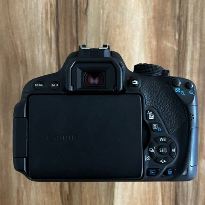 دوربین دست دوم Canon EOS 700D Kit 18-55mm f/3.5-5.6 IS STM (3000 شات)