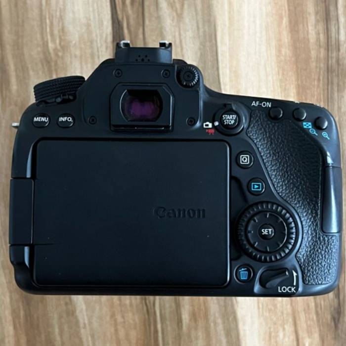 دوربین دست دوم کانن Canon EOS 80D Kit 18-135mm f/3.5-5.6 IS STM (8000 شات)
