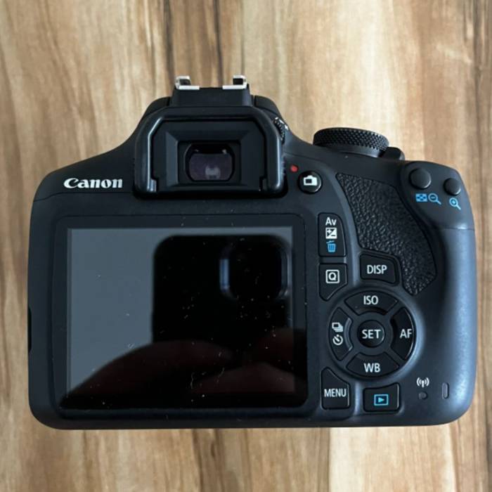 دوربین دست دوم عکاسی کانن Canon EOS 2000D kit EF-S 18-55mm IS II (500 شات)