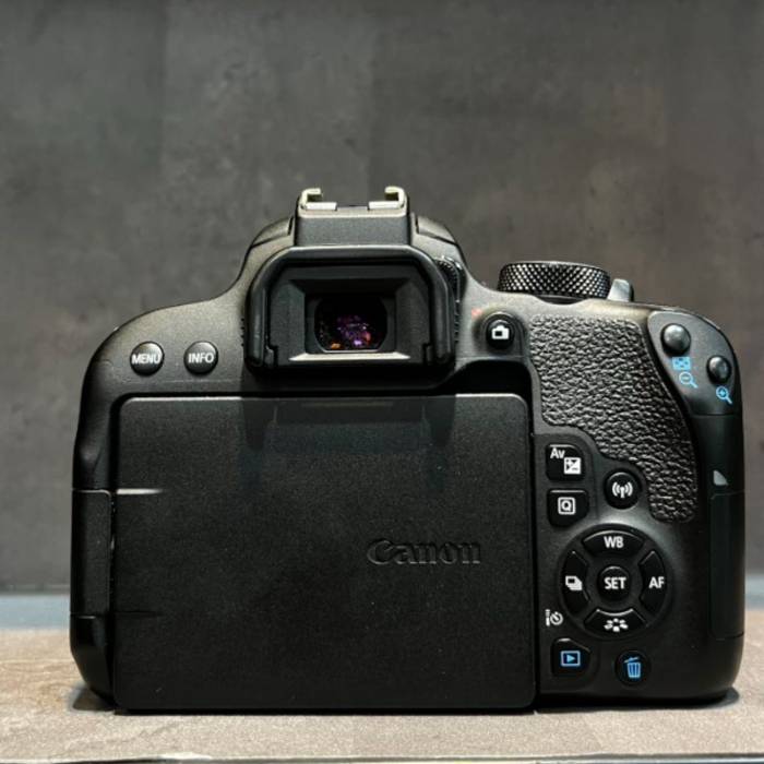 دوربین دست دوم عکاسی کانن Canon EOS 800D Kit 18-135mm f/4-5.6 IS USM (4000 شات)