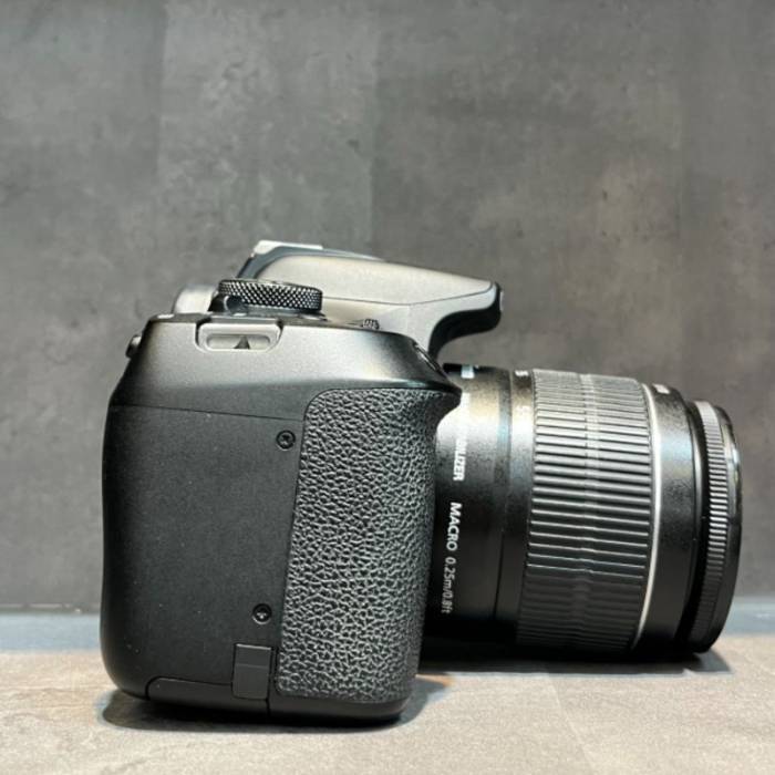 دوربین دست دوم عکاسی کانن Canon EOS 2000D kit EF-S 18-55mm III (2000 شات)
