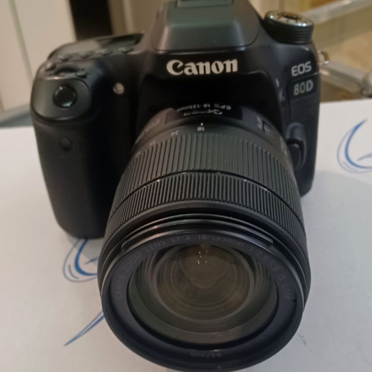دوربین دست دوم عکاسی کانن Canon EOS 80D Kit 18-135mm f/3.5-5.6 IS USM (8688 شات)