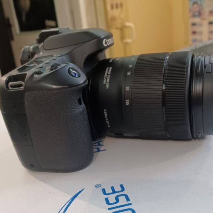 دوربین دست دوم عکاسی کانن Canon EOS 80D Kit 18-135mm f/3.5-5.6 IS USM (8688 شات)